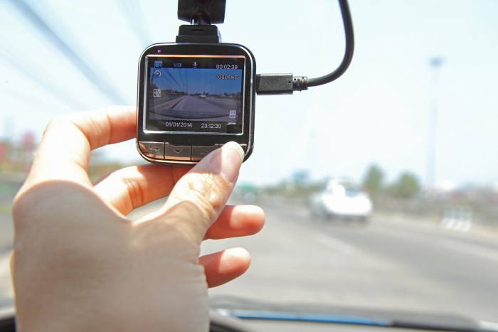 Czy warto instalować kamery w samochodzie Press the button of front camera car recorder / Car DVR Vehicle