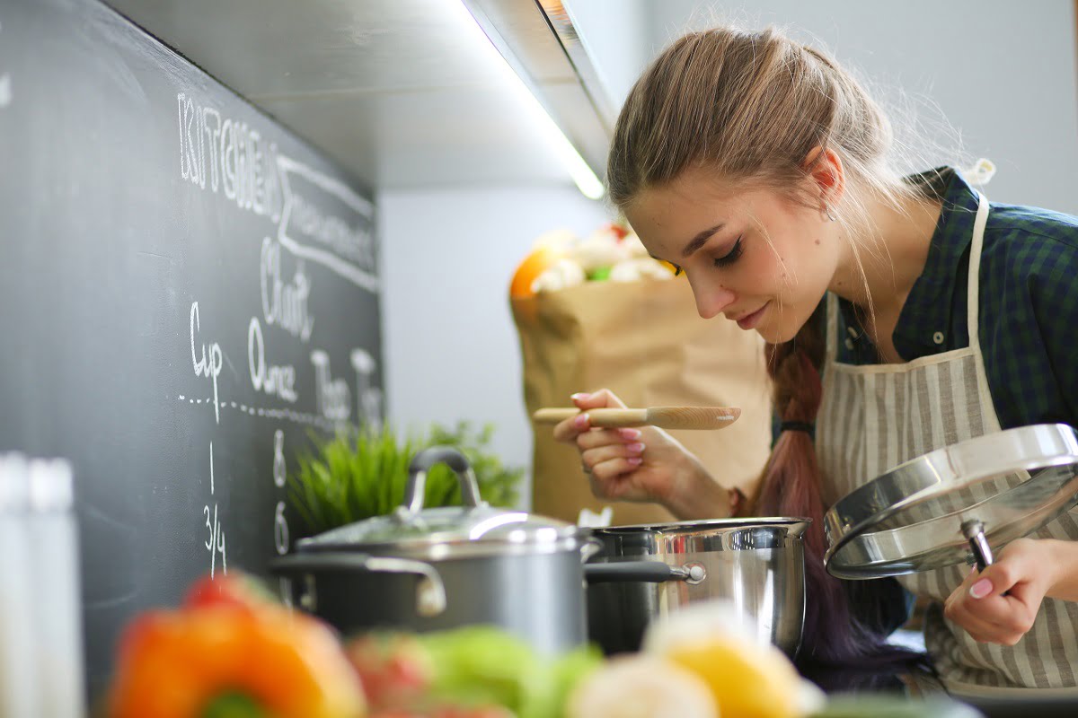 Z jakich materiałów powinniśmy wybierać akcesoria kuchenne ułatwiające codzienne prace w kuchni 5